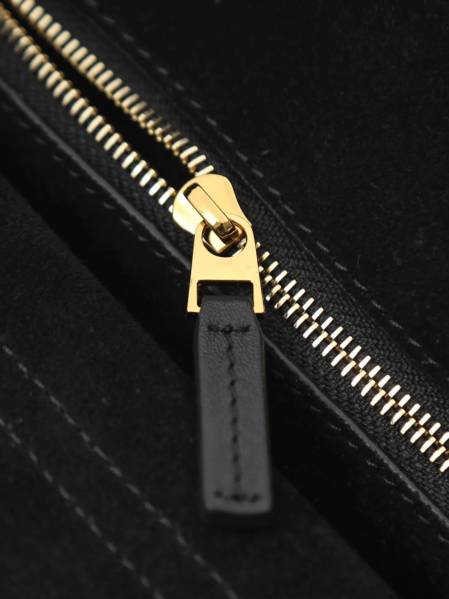 1150. Bottega Veneta's latest Ciao Ciao bag is a two-way flap handbag in silky cowhide, decorated with signature twist details, hidden hook closure, the flap can be fastened to the front, or connected to the INTRECCIATO woven internal pocket, with an adjustable and removable crossbody strap, an internal compartment, and a zippered pocket. The surprise flap has various shapes. Style 1 - Cover the bag surface, exposing the knot and knot decoration. Style 2 - Place the flap inside the bag. A buckle is also designed. Style 3 - The U-shaped position of the top handle in the hand bag. Style No.: 835835 Size: 26*19*10.5cm